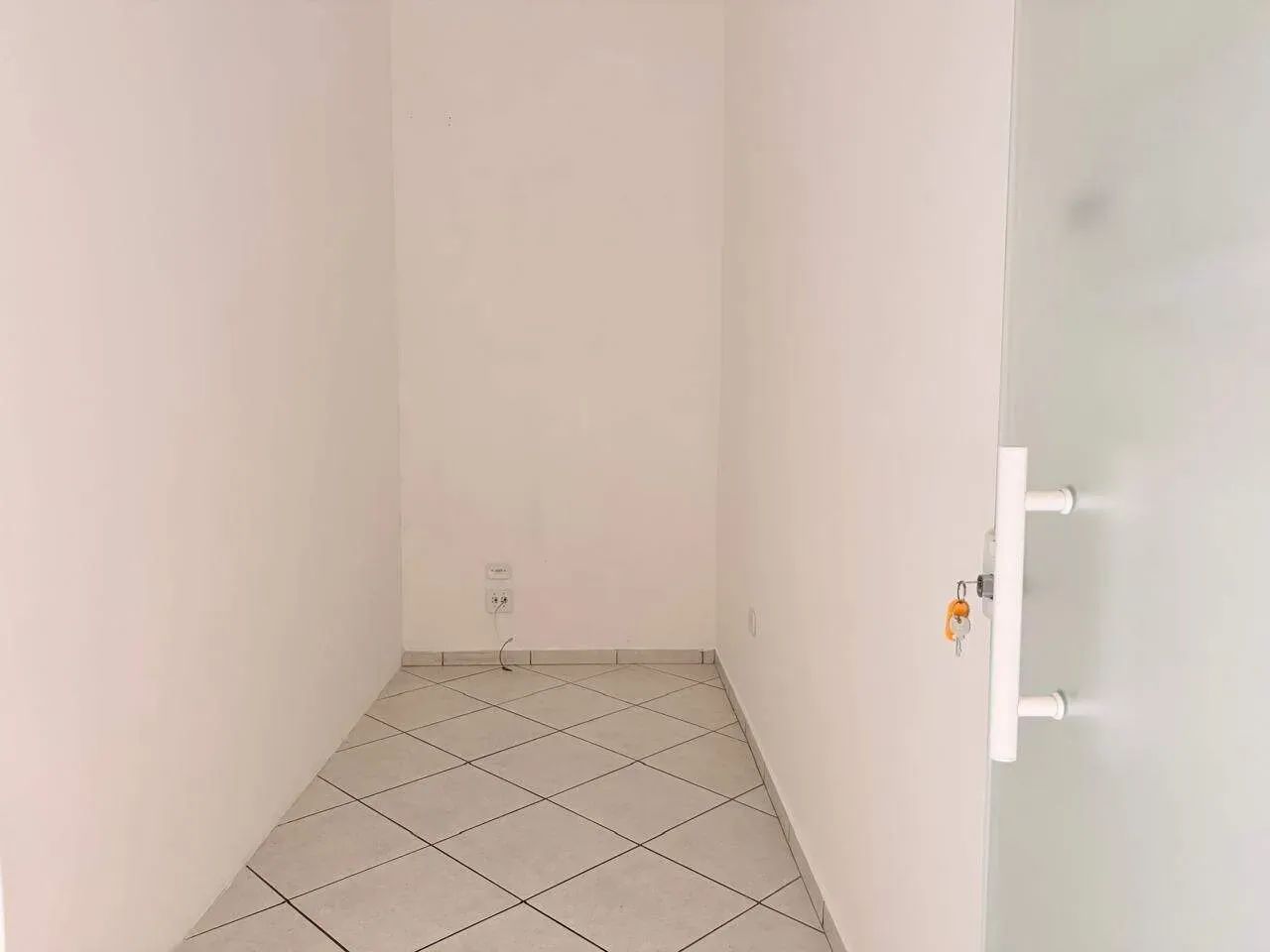 Sala comercial para locação no Centro, bairro Centro, cidade de Guararema/SP - Foto 3
