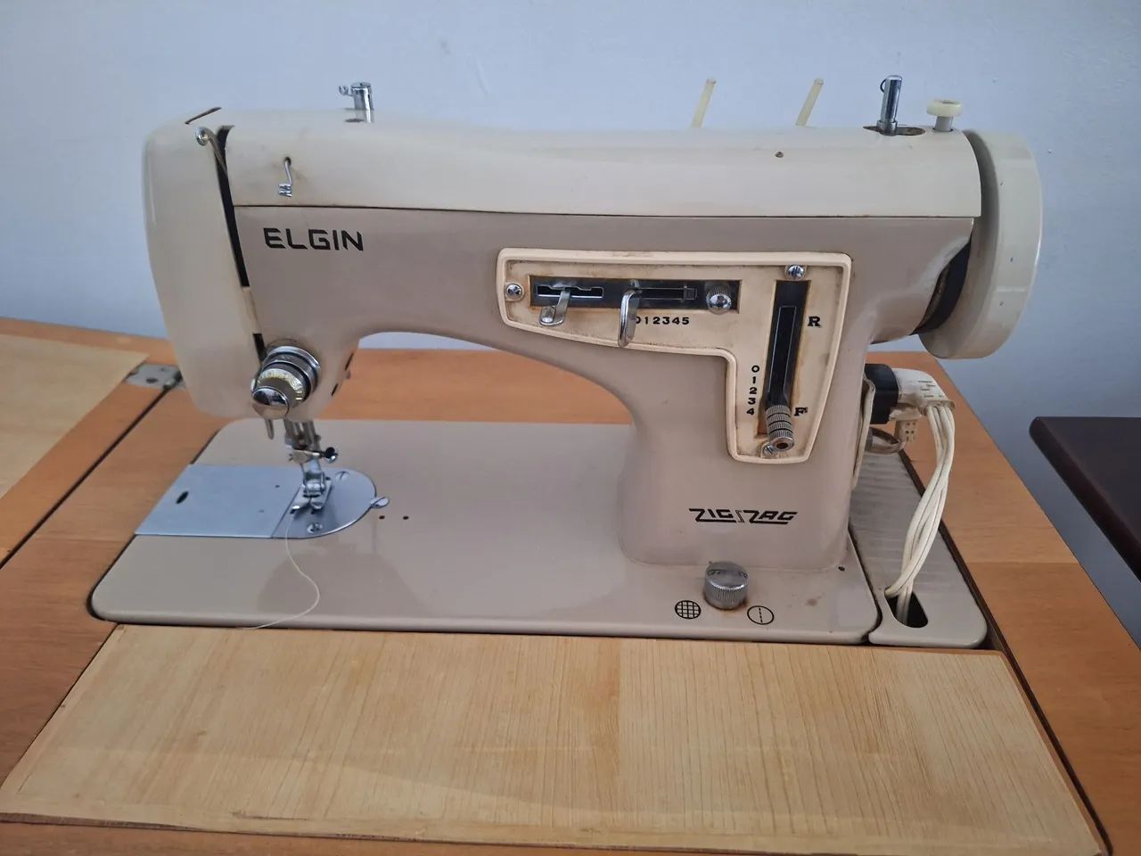Máquina de costura Elgin