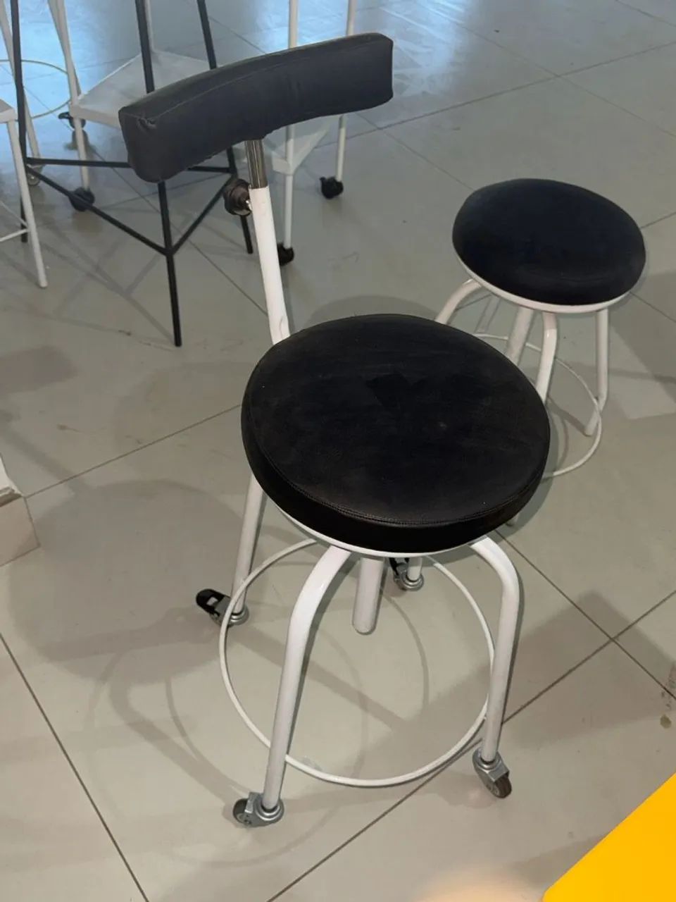 Mocho giratório com encosto 