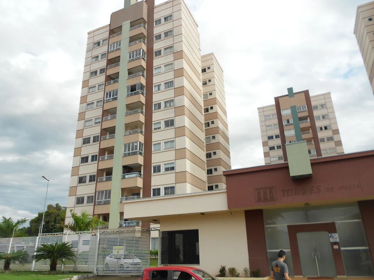 EXCELENTE APARTAMENTO NO CONDOMÍNIO TORRES DE ITÁLIA.