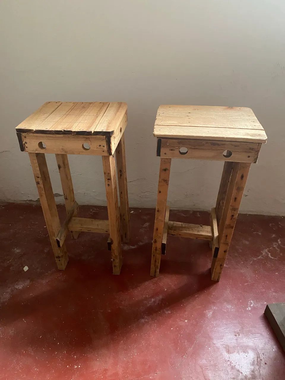 Mesa /Aparador e 2 bancos rústicos. - Foto 3
