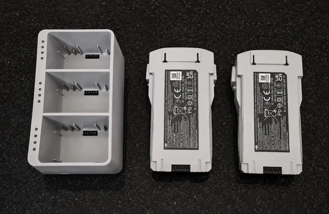 Kit composto por 2 baterias originais DJI  DJI Mini 3, Mini 3 Pro e Mini 4 Pro + HUB