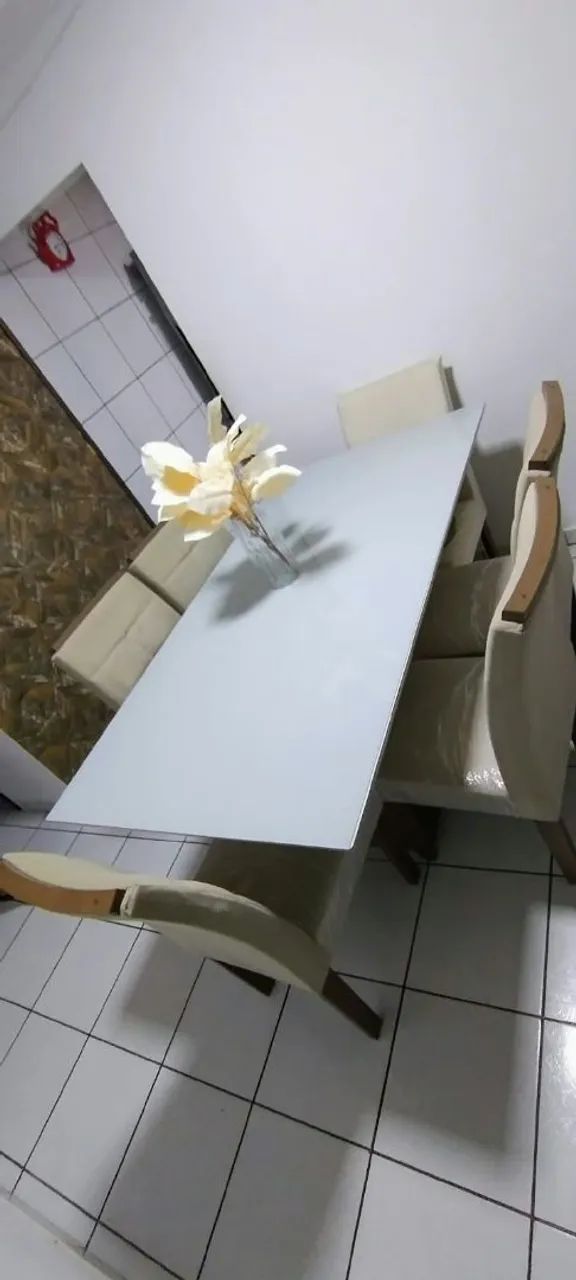 Mesa com 6 cadeiras e rack.