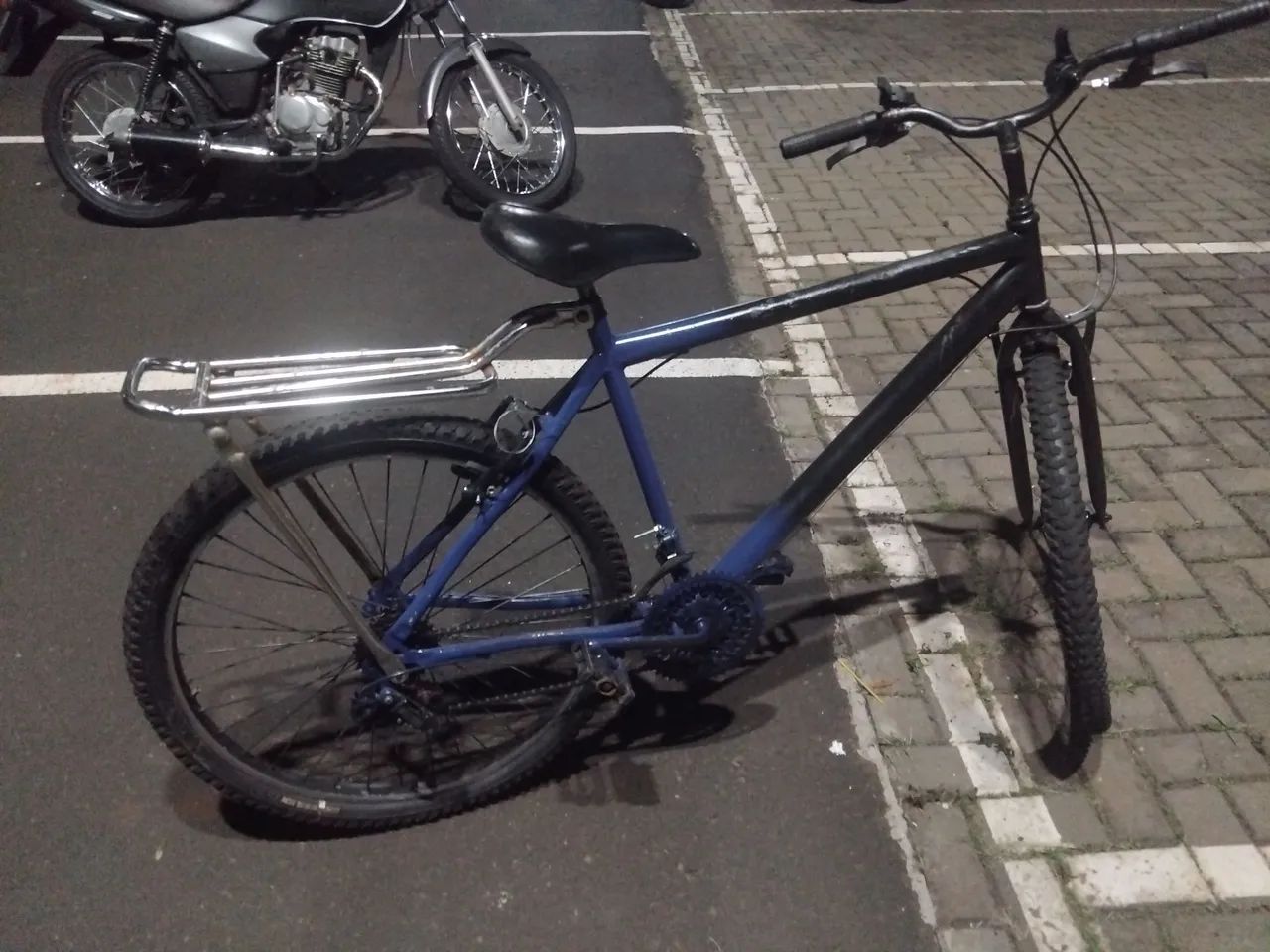 Bicicleta aro 26 azul e preta. - Foto 3