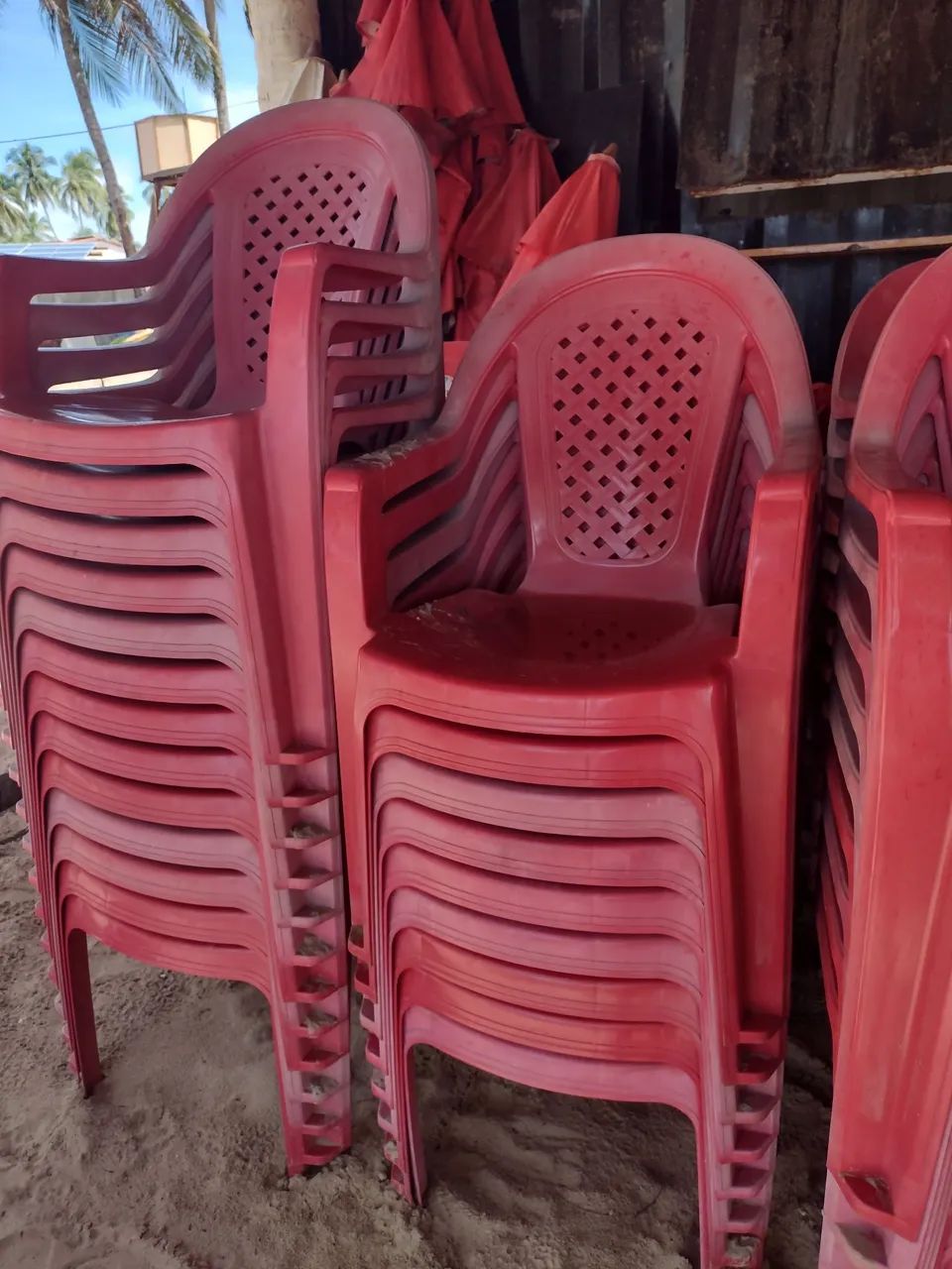 Cadeiras de plástico vermelhas usadas vender logo 25.00 cada uma