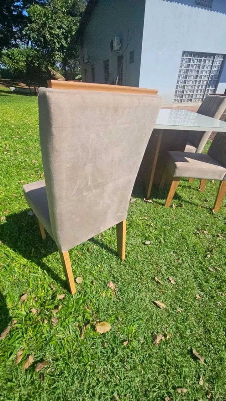 VENDO MESA DE JANTAR COM 4 CADEIRAS ESTOFADAS