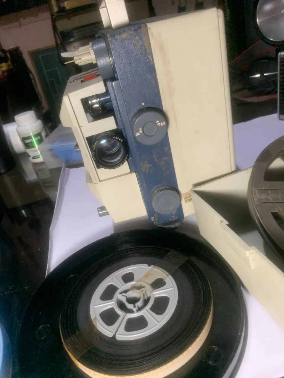 projetor de filmes vintage Ricoh Trioscope 1200-S. 