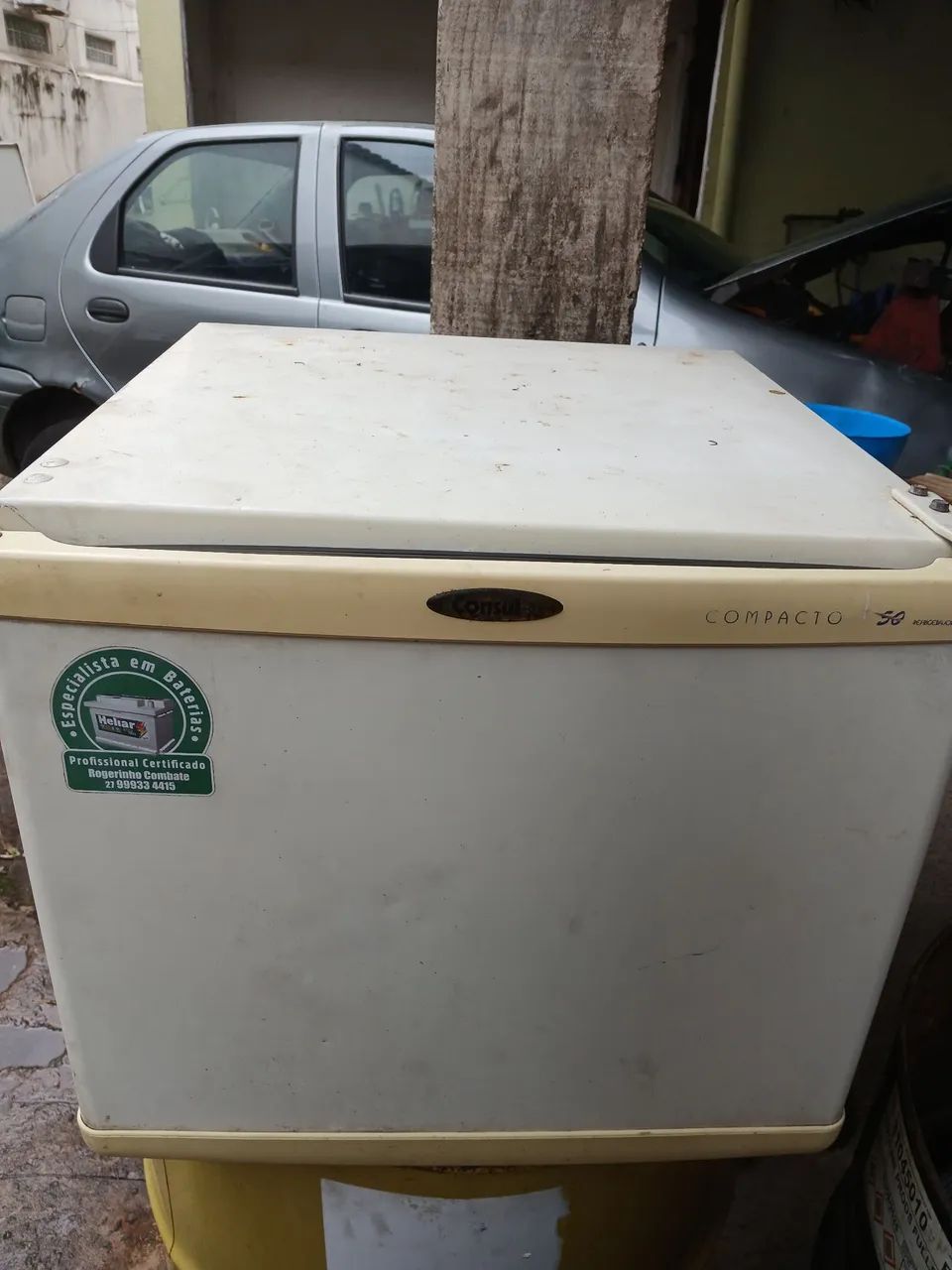 Frigobar pequeno com congelador