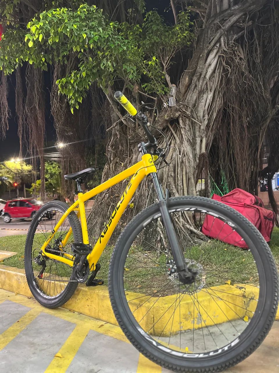 Bicicleta aro 29 absolute amarela só precisa de uma revisão e uma cela e ta nova ! - Foto 2