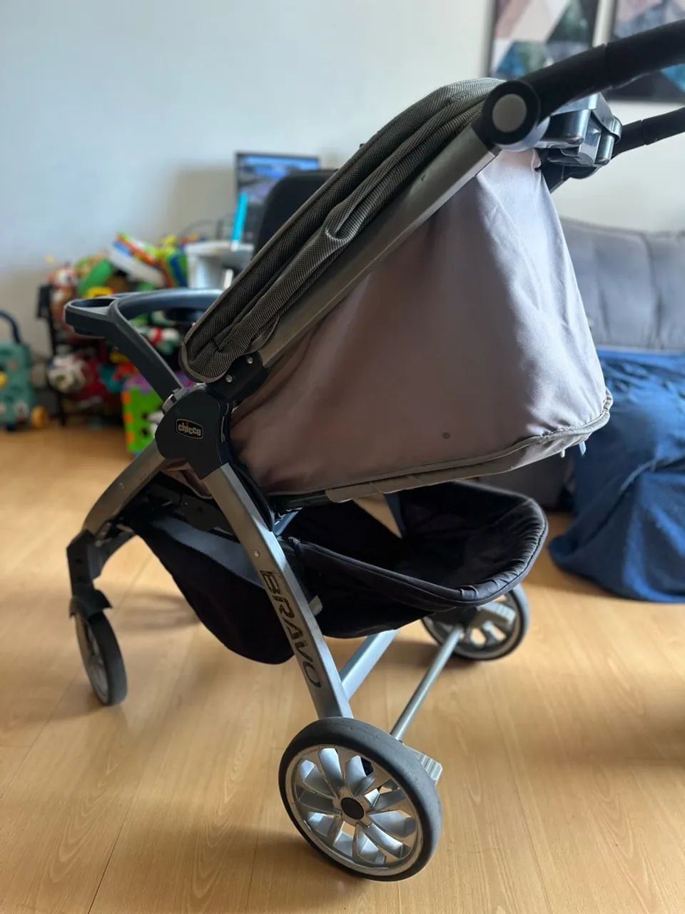 Carrinho de bebê com bebê conforto e base para carro - Chicco Bravo - Foto 4