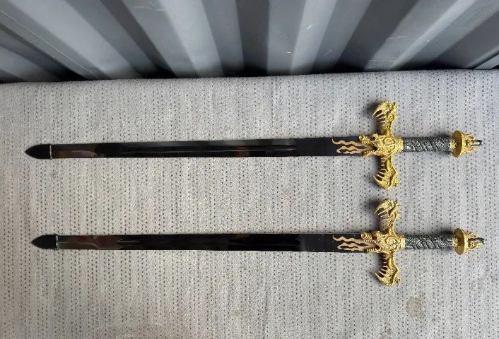 Espada decorativa medieval do Rei Dragão