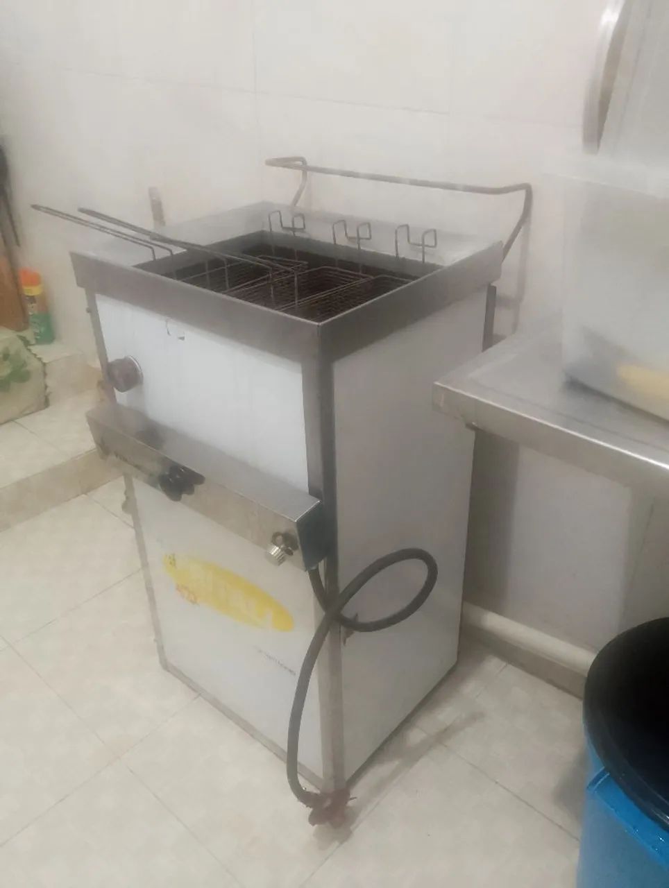 Vendo um fritadeira a gás, água e óleo 26 litros perfeito estado de conservação,