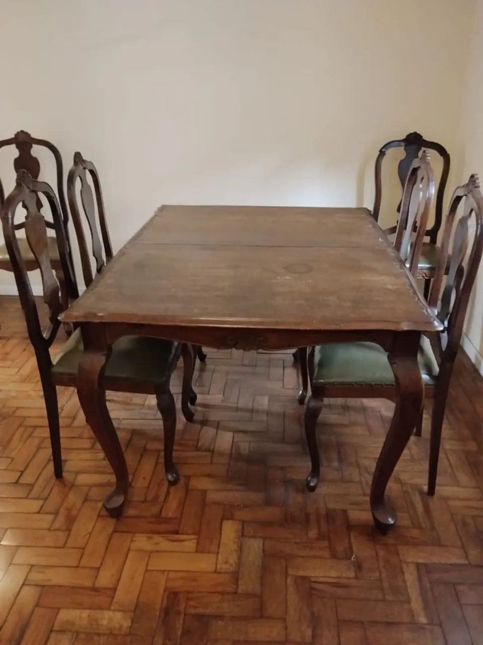 Mesa de jantar de madeira com 5 cadeiras 