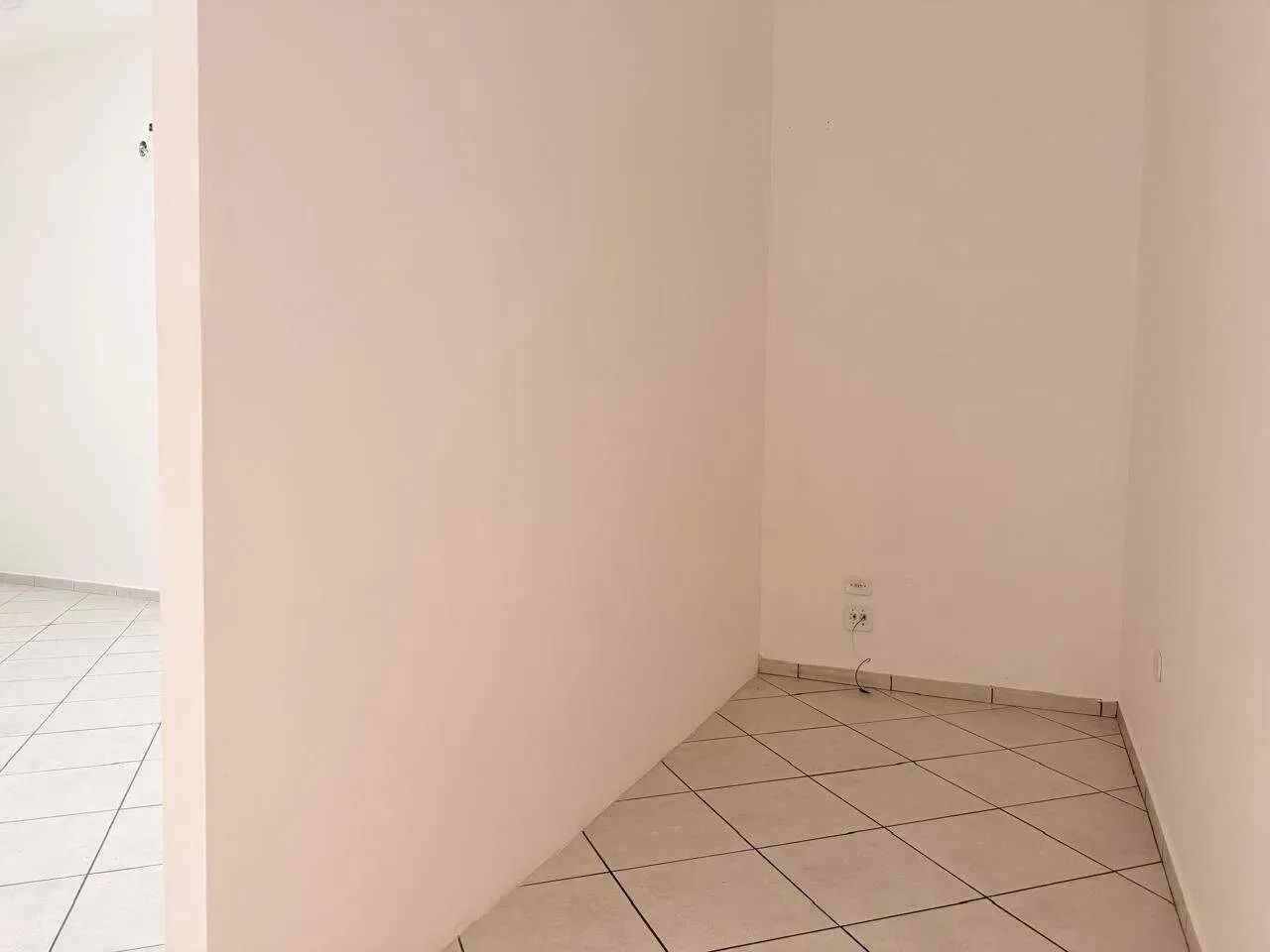 Sala comercial para locação no Centro, bairro Centro, cidade de Guararema/SP - Foto 5