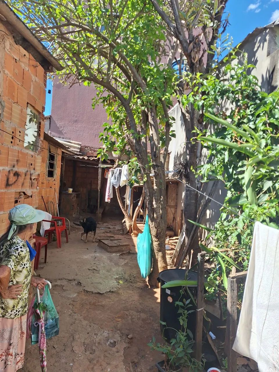 Vendo um lote com alguns cômodos construídos - Foto 2