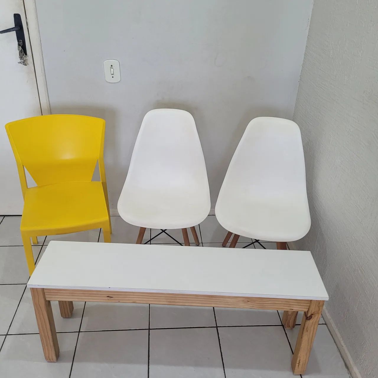MESA DE JANTAR COM 3 CADEIRAS E 1 BANCO.<br> - Foto 3