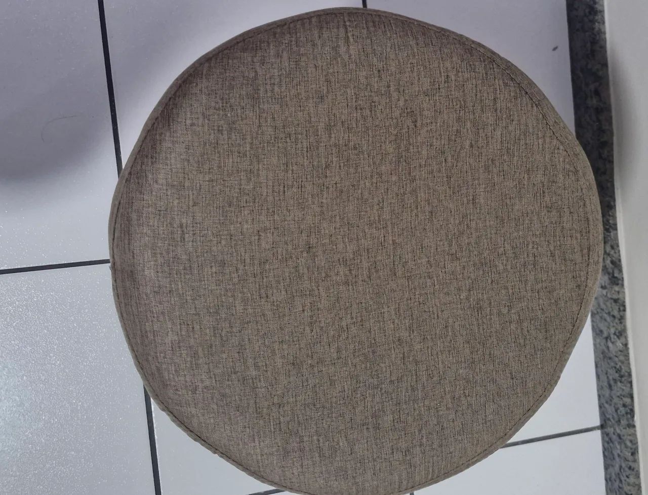 Lindo puff revestido com linho e pés de madeira - Foto 3