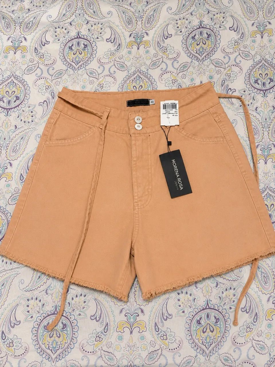 Short morena rosa com etiqueta 