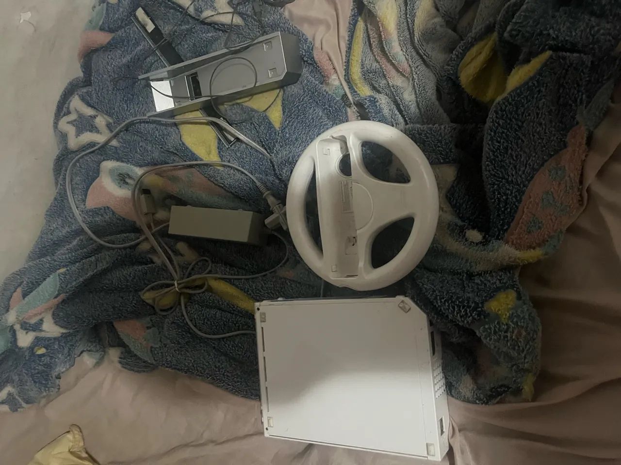 Nintendo WII com todos os cabos e alguns acessórios 