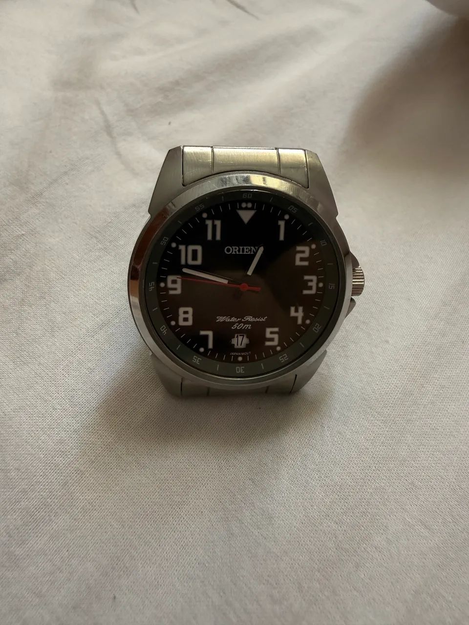 Relógio Orient a pilha com pulseira de metal. 