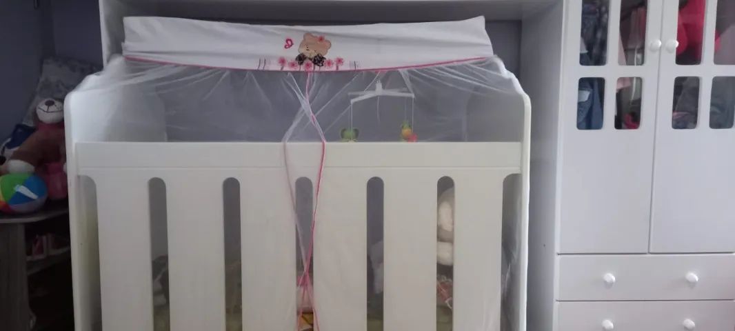 Berço e Armário de Roupas de Bebê