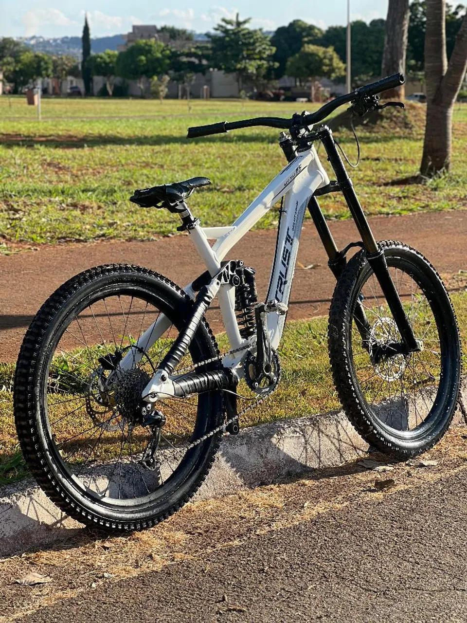 bike downhill dh