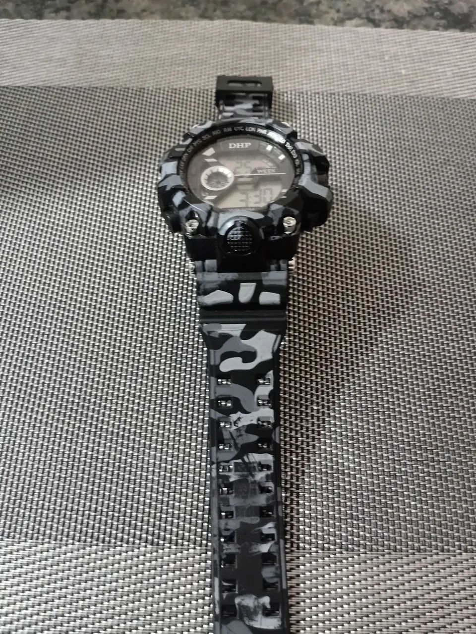 - RELÓGIO PRETO, CAMUFLADO NOVO