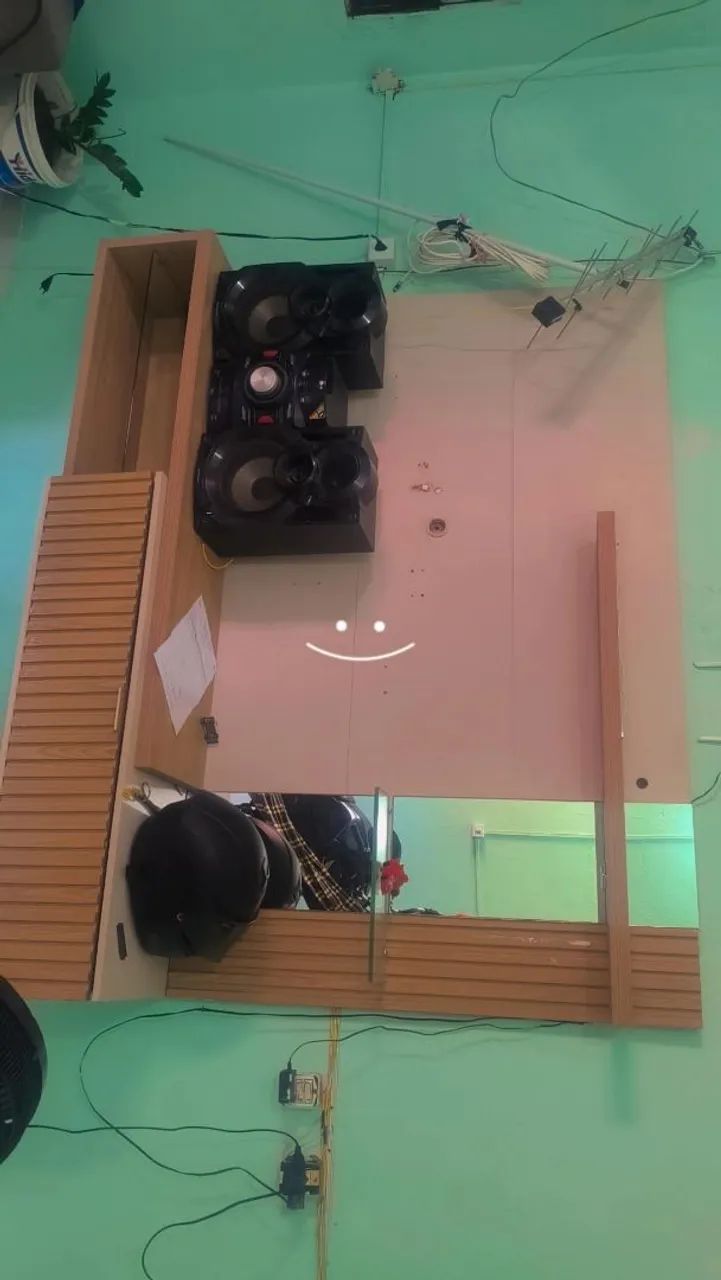 Suporte para TV com luminária e espelho