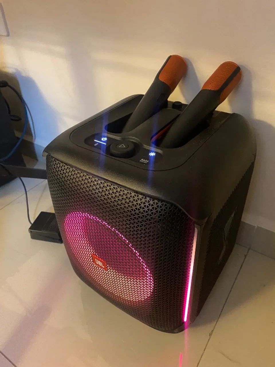 Caixa de som JBL 2 com microfones