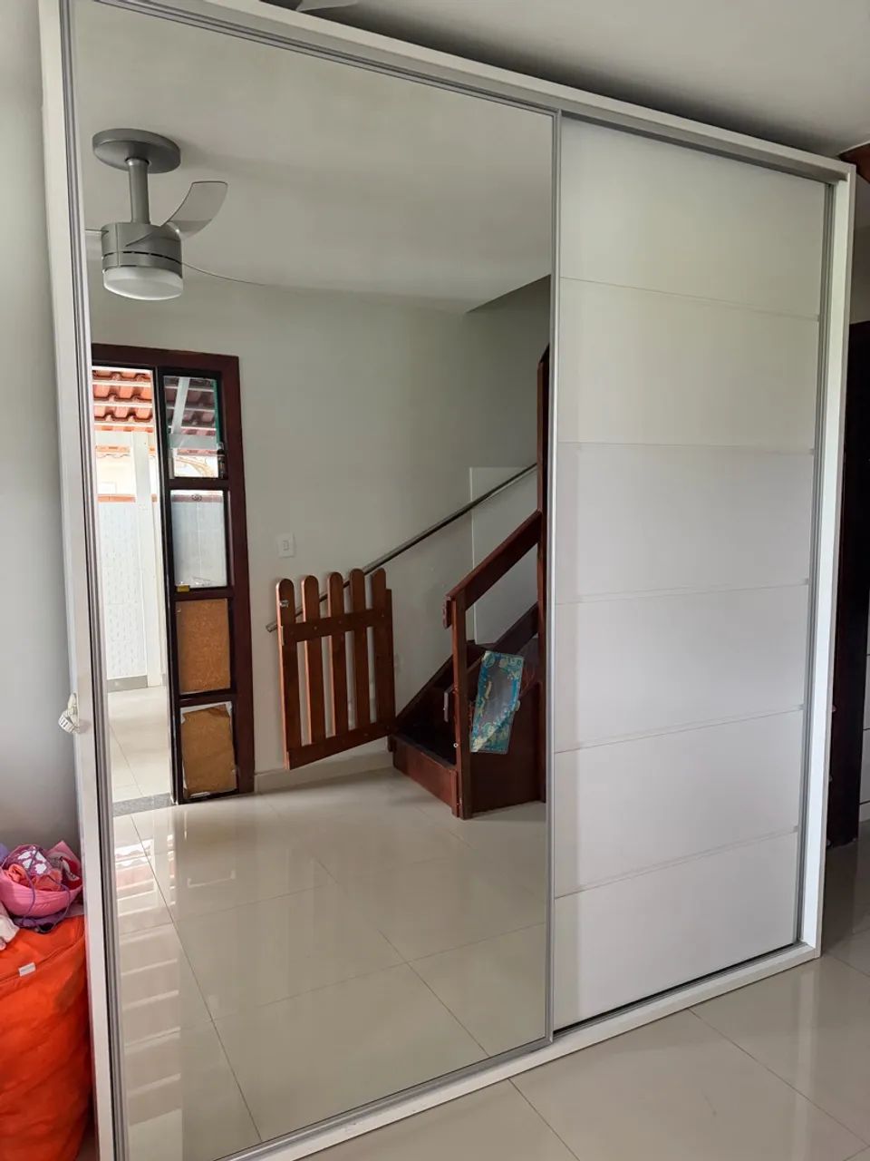 Guarda-roupas grande com espelho