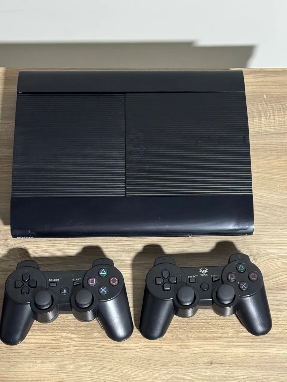 Ps3 super slim + 2 controles  - Foto 2