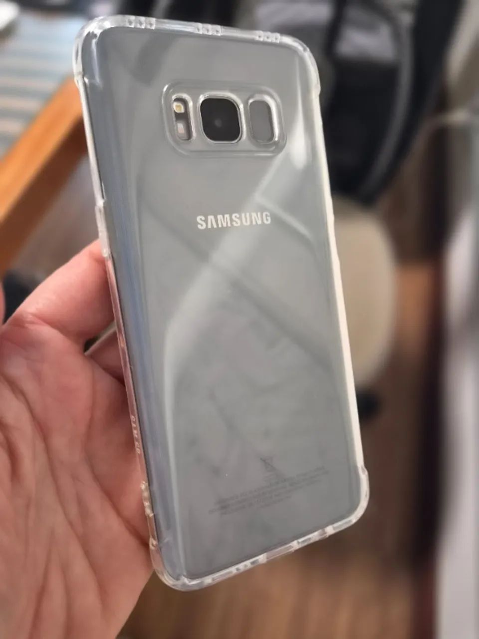 celular S8 prata com capinha nova