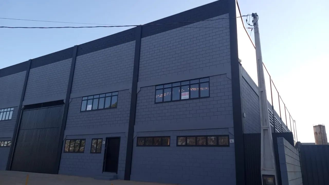 Galpão 1.050m e 1.250m para alugar em ótima localização - Foto 2