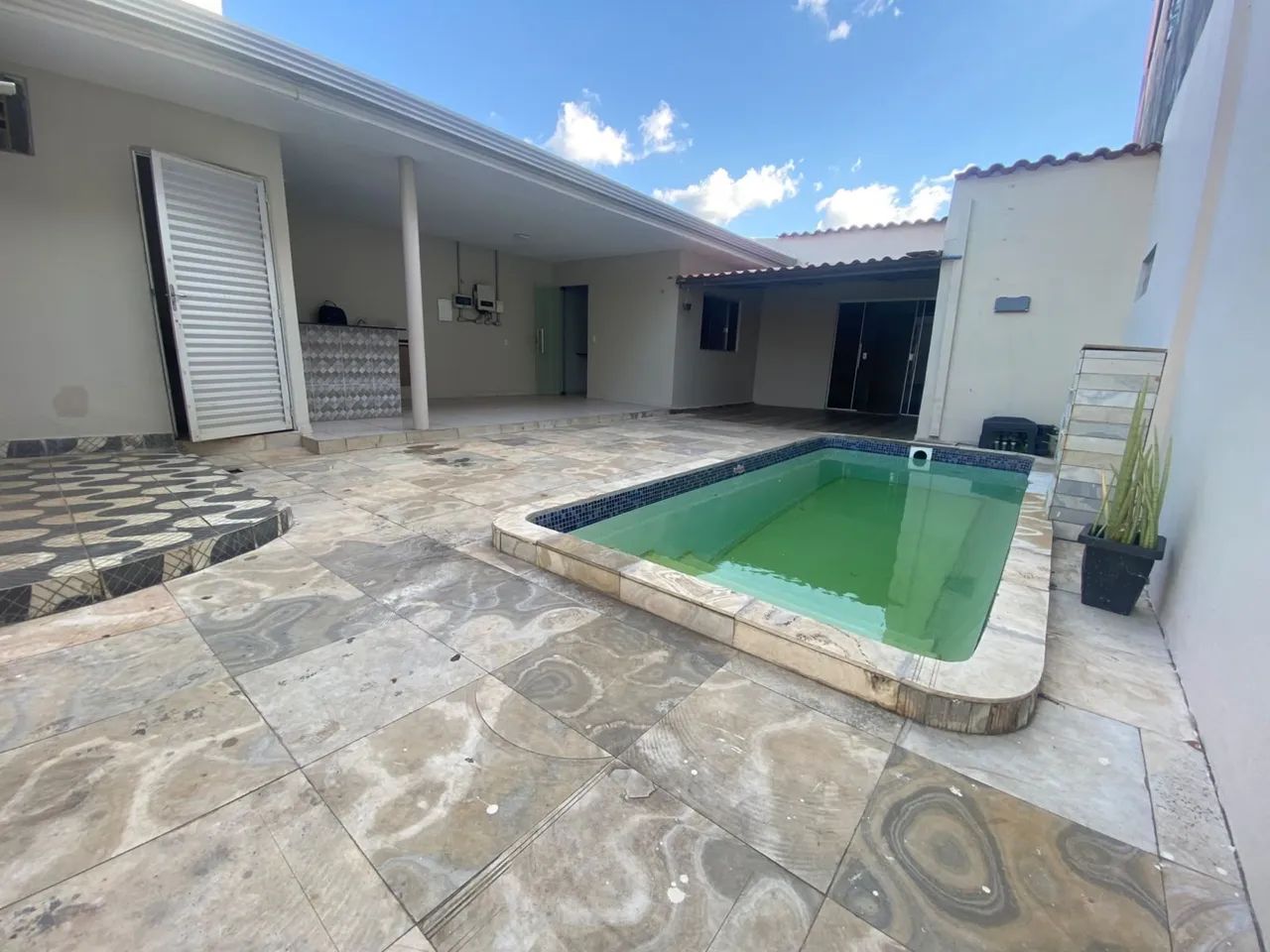 Aluga-se casa bairro união com piscina e energia solar 