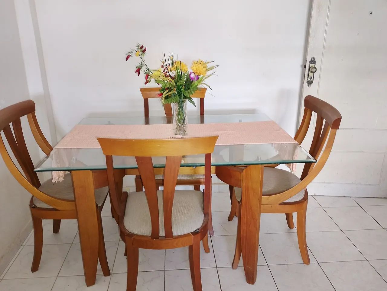 Sala de jantar em madeira e tampo de vidro medida 130x 90cm