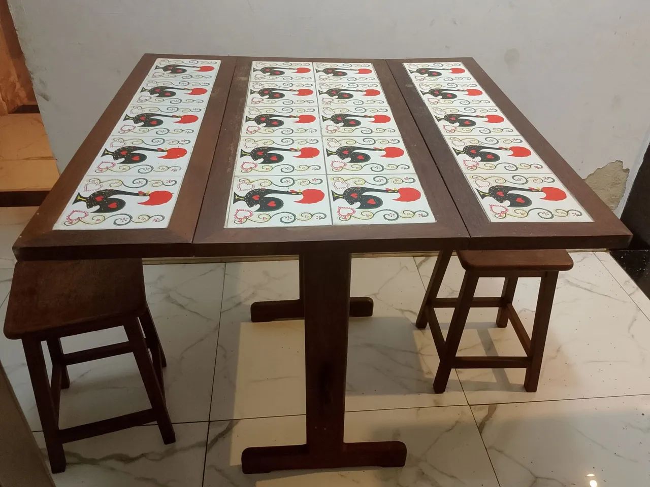 Mesa de madeira com dois bancos  - Foto 5
