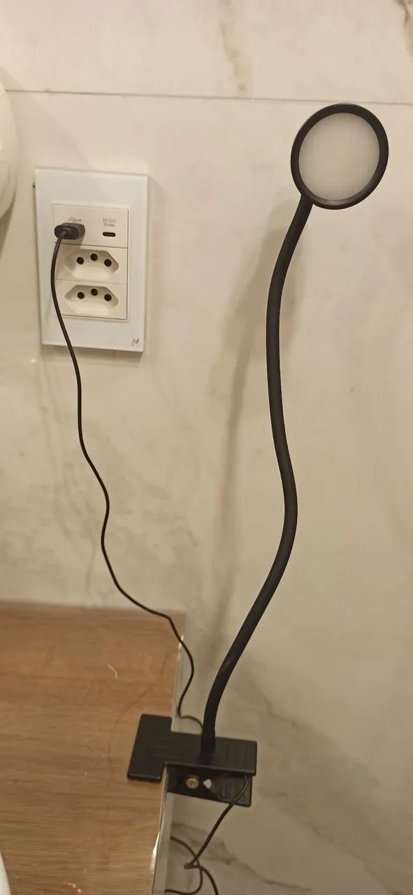 Luminária de mesa clip e Led 3 tons articulado 
