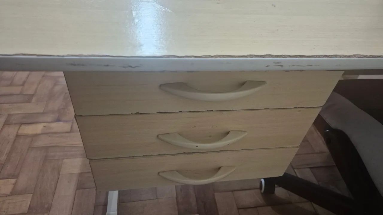 Mesa de estudo com.3 gavetas  - Foto 2