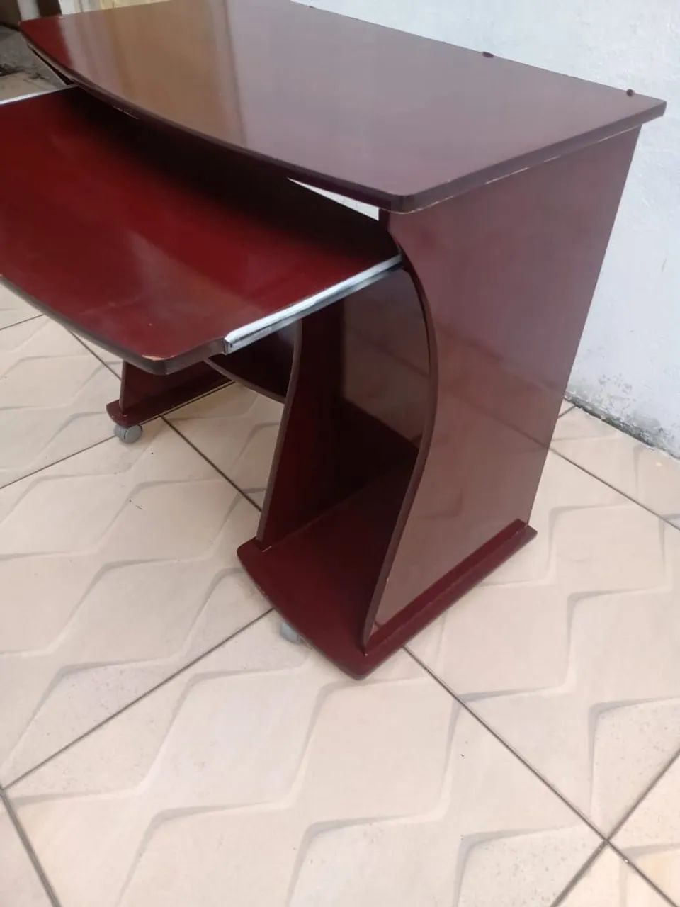 Desk432957929638471682