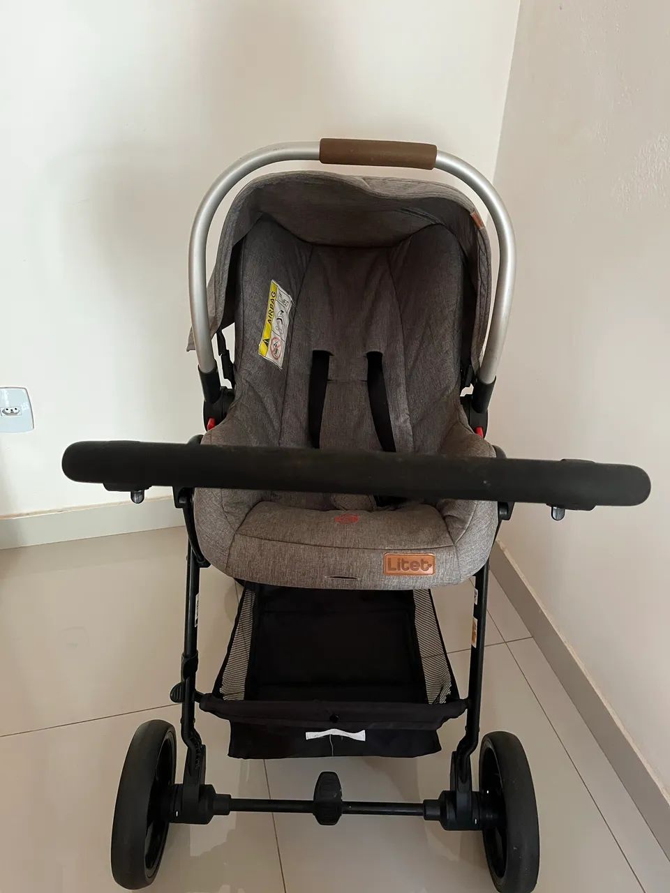 Carrinho de bebê com bebê conforto  - Foto 3
