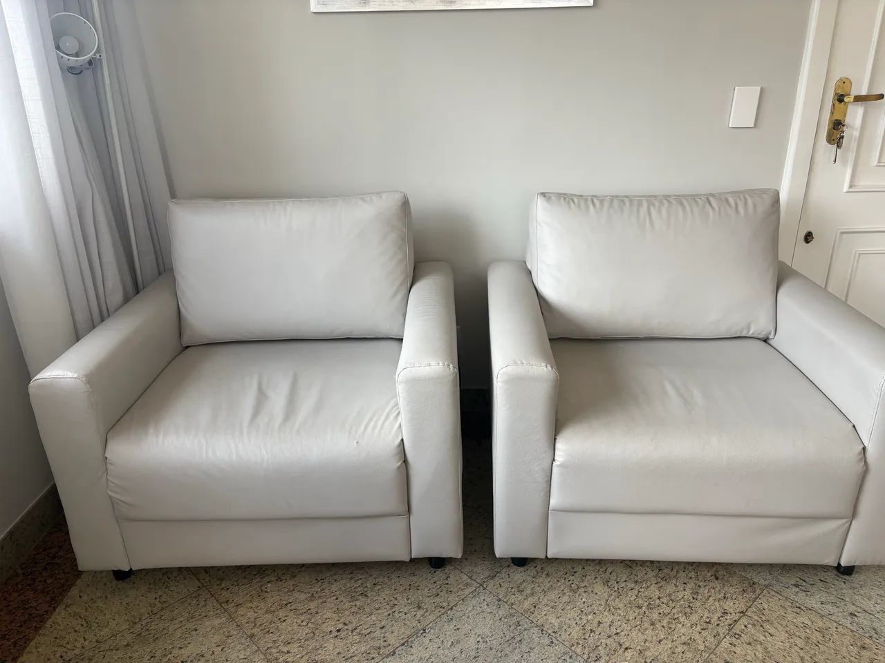 Poltronas Tok Stok - revestidas em courino