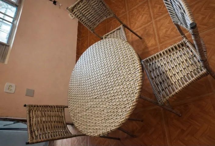 MESA E CADEIRAS ARTESANAIS.