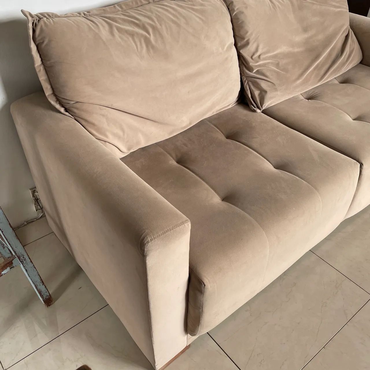 Sofá tecido suede com almofadas  - Foto 3