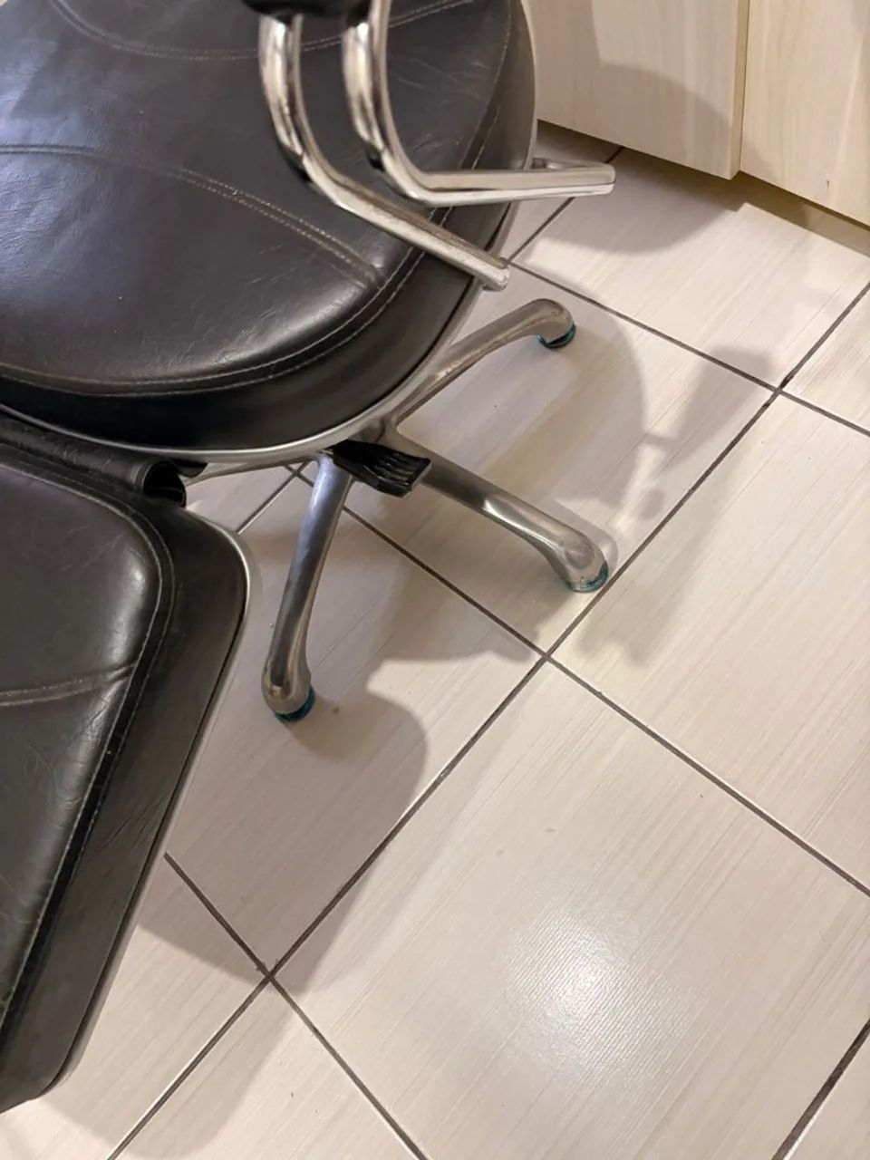 Cadeira giratória para salão de beleza ou estúdio  - Foto 4