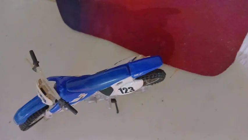 MINIATURA DA MOTO YAMAHA YZ 400F AZUL - Foto 6