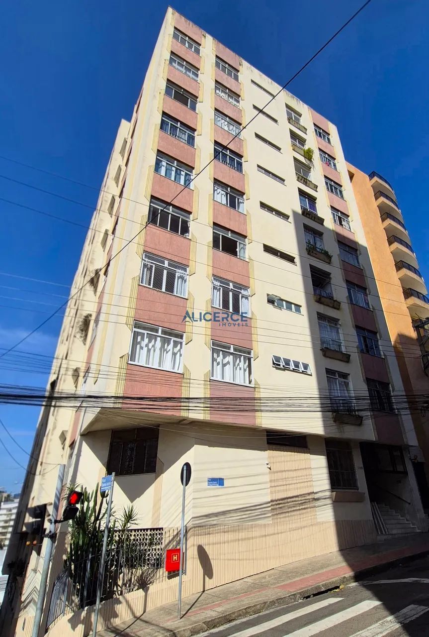 Apartamento à venda com 03 quartos, elevador e garagem no Centro.