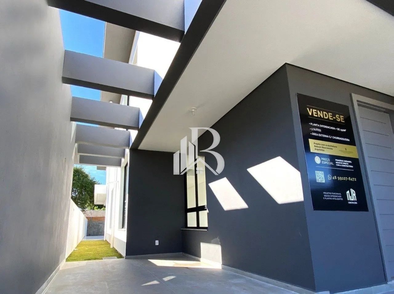 Casa com 3 suítes, área gourmet e amplo pátio próximo à praia - Foto 2
