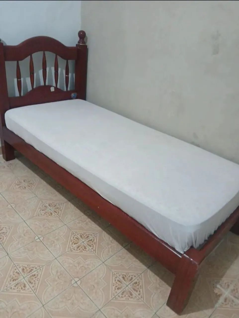 Cama de mogno de solteiro com colchão 