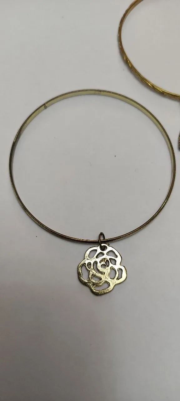 Kit com 3 Pulseiras Femininas Douradas Delicadas - Foto 2