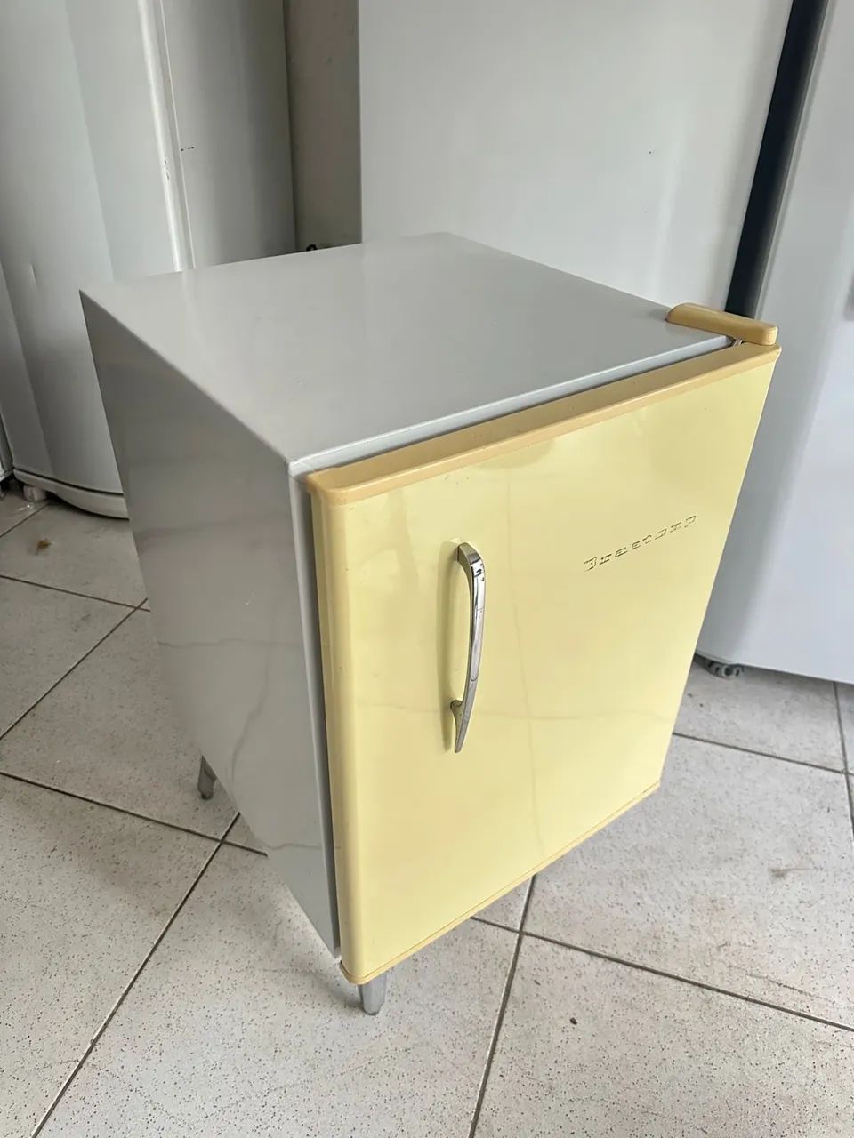 FRIGOBAR RETRÔ 